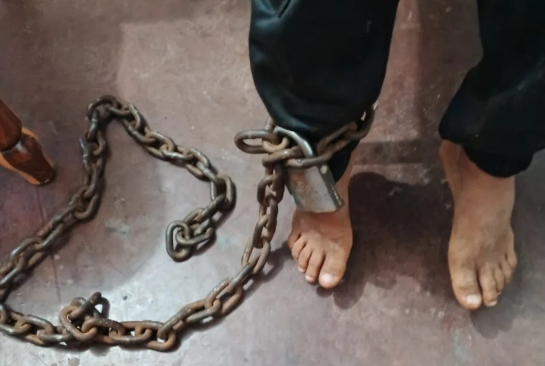 niño encadenado en una vivienda de Cumarebo